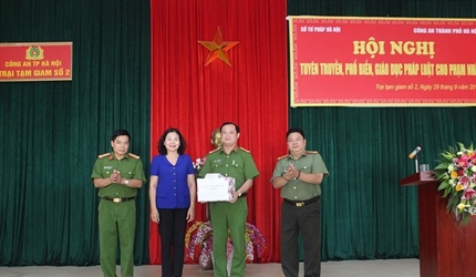 Trang bị kiến thức pháp luật cho các phạm nhân.